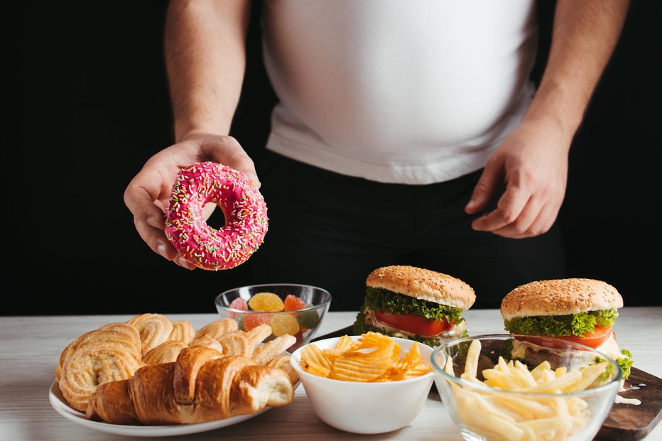 Fotografija: Najpogostejši razlogi za putiko oziroma protin so slabe prehranske navade. FOTO: Vadym Petrochenko/gettyimages
