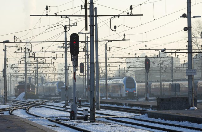Podatki o zamudah so objavljeni na spletni strani Slovenskih železnic, kjer se osvežujejo vsakih 6 minut.  FOTO: Jože Suhadolnik
