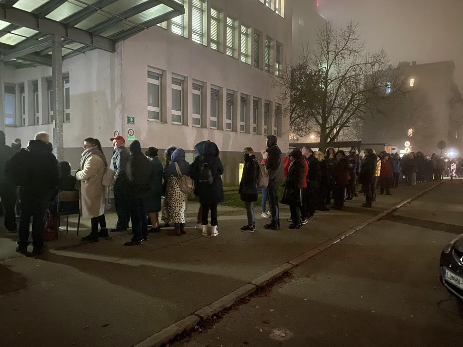 Fotografija: Ljudje so pred vrati ZD Bežigrad za vpis k zdravniku čakali že od 4. ure zjutraj. FOTO: Ivan Romanovski 
