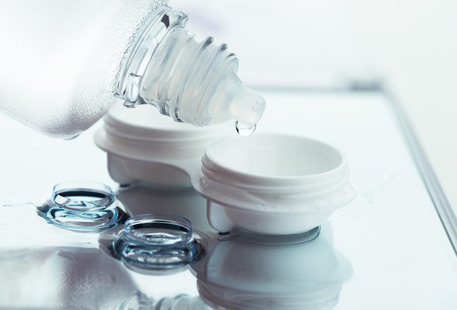 Vsaka vrsta kontaktne leče zahteva ustrezno nego, sredstvo za čiščenje in shranjevalnik. FOTO: Valeriya/Getty Images
