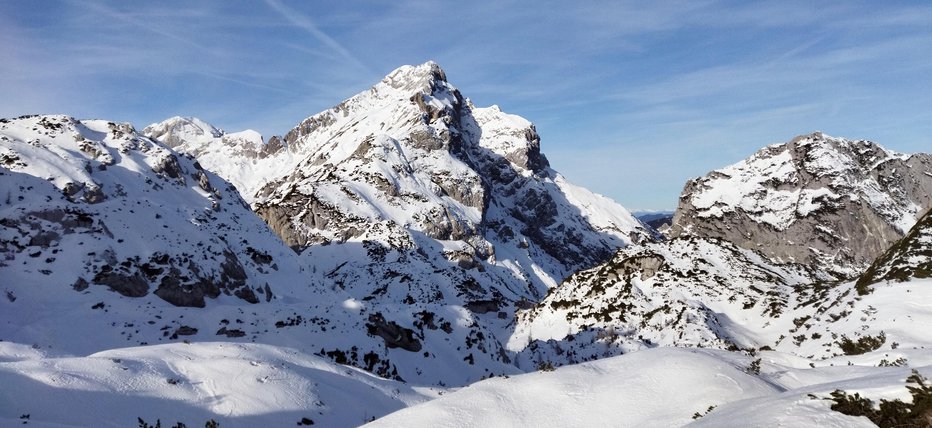 Fotografija: Nad Moličko planino se dviga Ojstrica. FOTOGRAFIJE: Janez Mihovec
