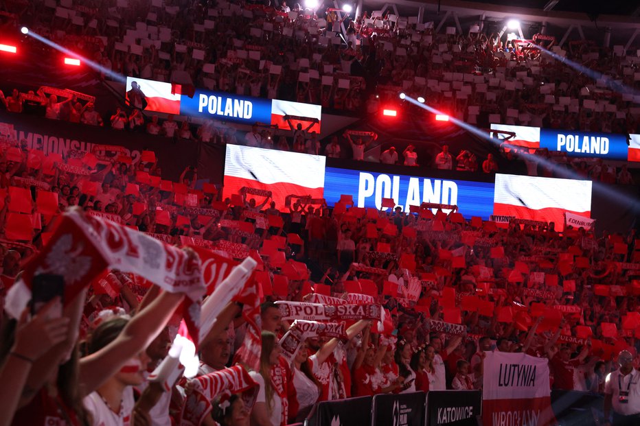 Fotografija: Poljski navijači ustvarijo čudovito vzdušje. FOTO: Kacper Pempel, Reuters
