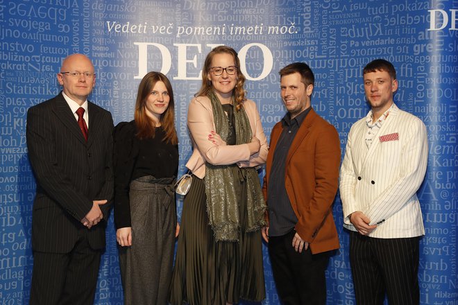 Podelili so tudi Delove novinarske nagrade. Prejeli so jih (z leve) Karel Lipnik, Nina Gostiša, Brigite Ferlič Žgajnar, Lovro Kastelic in Črt Piksi. FOTO: Leon Vidic
