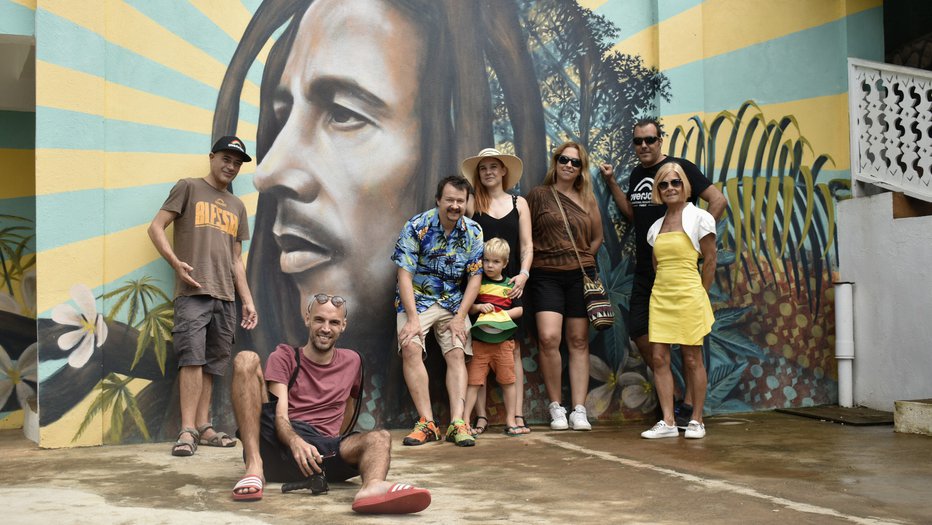 Fotografija: Tešky, Maja, mali Filip in ekipa Overjama pred fresko najbolj slovečega sina Jamajke – Boba Marleyja
