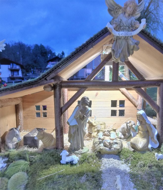 Osrednji motiv božične zgodbe v Grižah je seveda sveta družina z Jezusom v posteljici.
