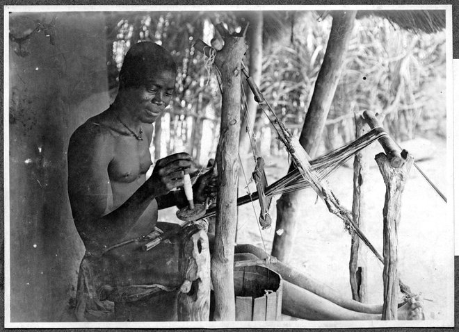 Tkanje na statve, Togo. Fotografija na steklo. Avtor Leo Poljanec, 1911–1914. Foto: dokumentacija SEM
