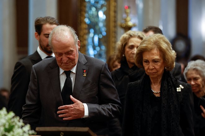 Konstantinova sestra kraljica Sofia in njen mož, nekdanji španski kralj Juan Carlos FOTO: Stoyan Nenov/Reuters
