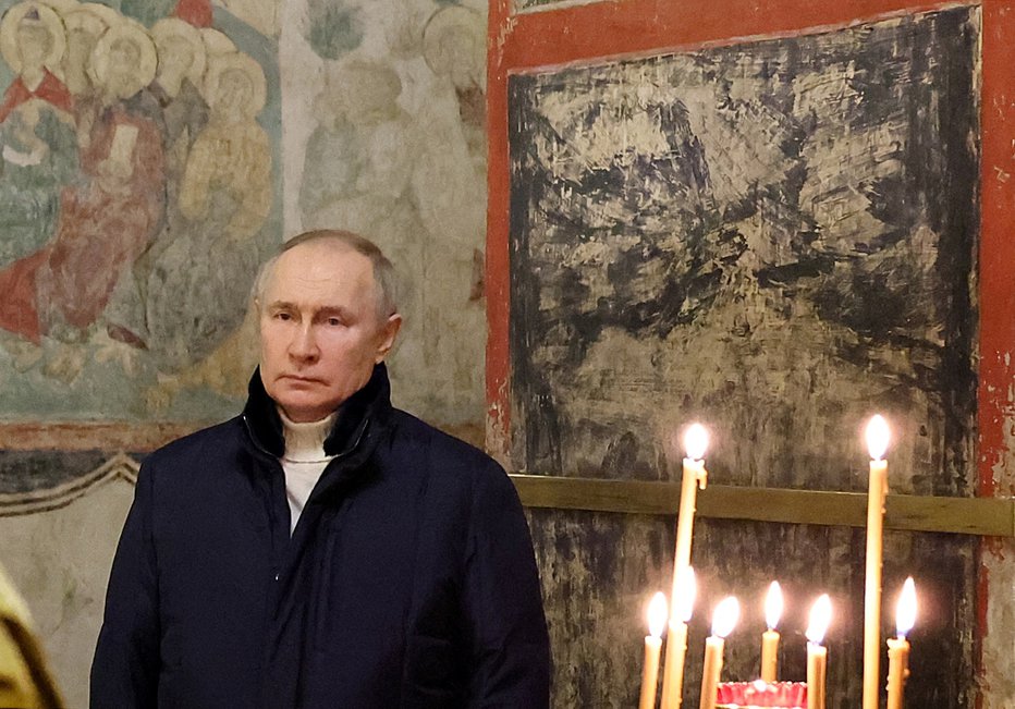 Fotografija: Vladimir Putin na pravoslavni božični maši v Kremlju v Moskvi, 7. januarja 2023. FOTO: Sputnik Via Reuters
