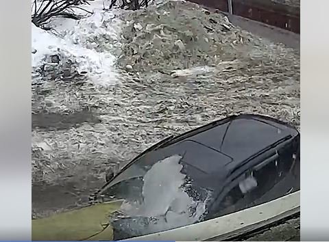 Fotografija: Sneg in led sta voznikom povzročala preglavice. FOTO: Zaslonski Posnetek/facebook
