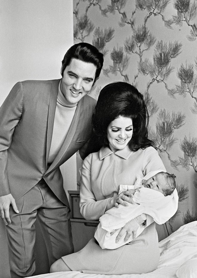Elvis in Priscilla Presley zapuščata bolnišnico v Memphisu v Tennesseeju s hčerko Liso-Marie, rojeno 1. februarja 1968.
 FOTO: Profimedia
