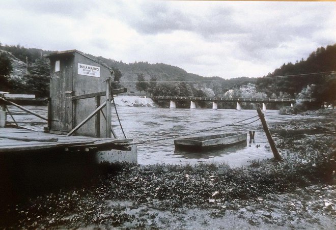 V ozadju je videti novozgrajeni Partizanski most, splav pa se je poslavljal. FOTO: Osebni arhiv Peter Rade
