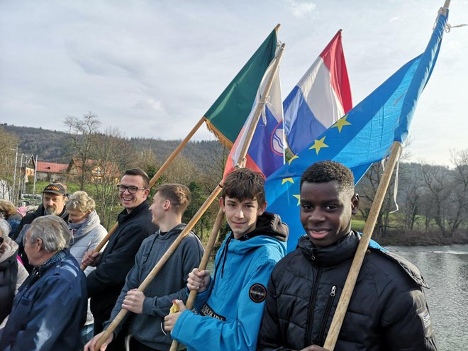 Dijaki iz Ljubljane z zastavami FOTO: Milan Glavonjić
