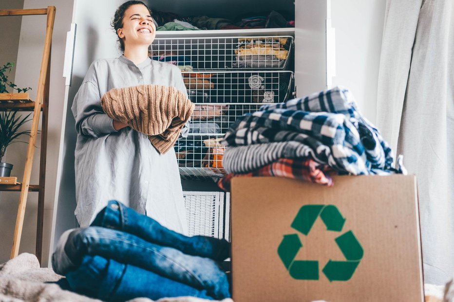 Fotografija: Ohranjena oblačila, ki jih ne nosimo več, podarimo. FOTO: Maria Korneeva/Getty Images
