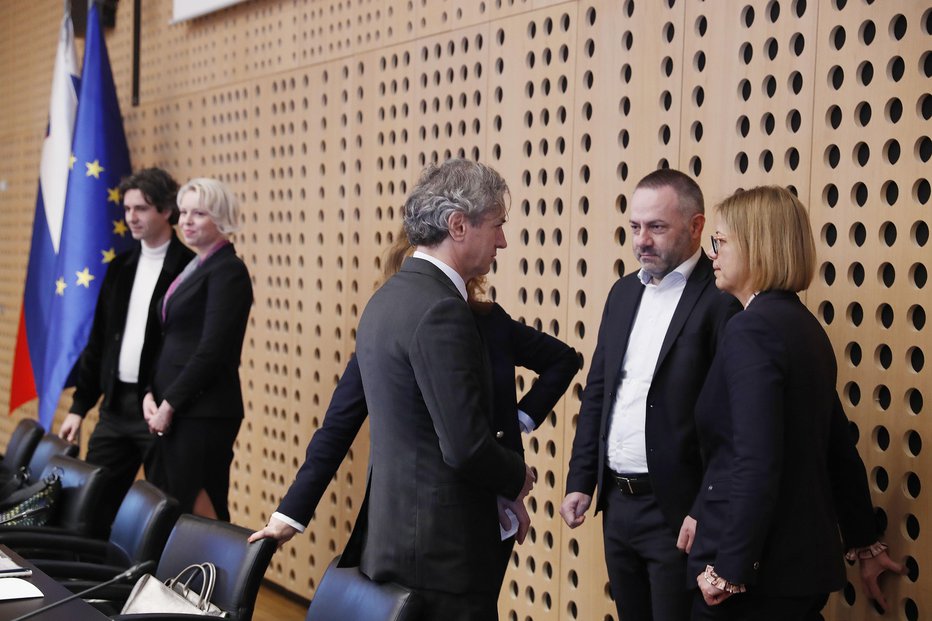 Fotografija: Predsednik vlade Robert Golob je gostil tretje srečanje ministric in ministrov Vlade RS ter poslank in poslancev strank vladne koalicije. FOTO: Leon Vidic/Delo
