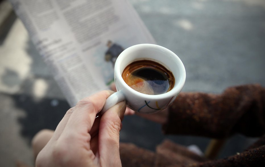 Fotografija: Ugotovitve veljajo tudi za kavo brez kofeina, dodajajo raziskovalci. FOTO: Blaž Samec
