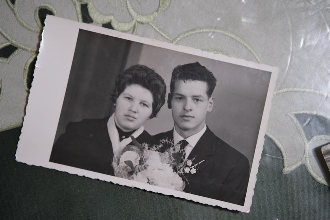 Poročna fotografija izpred šestdesetih let.

