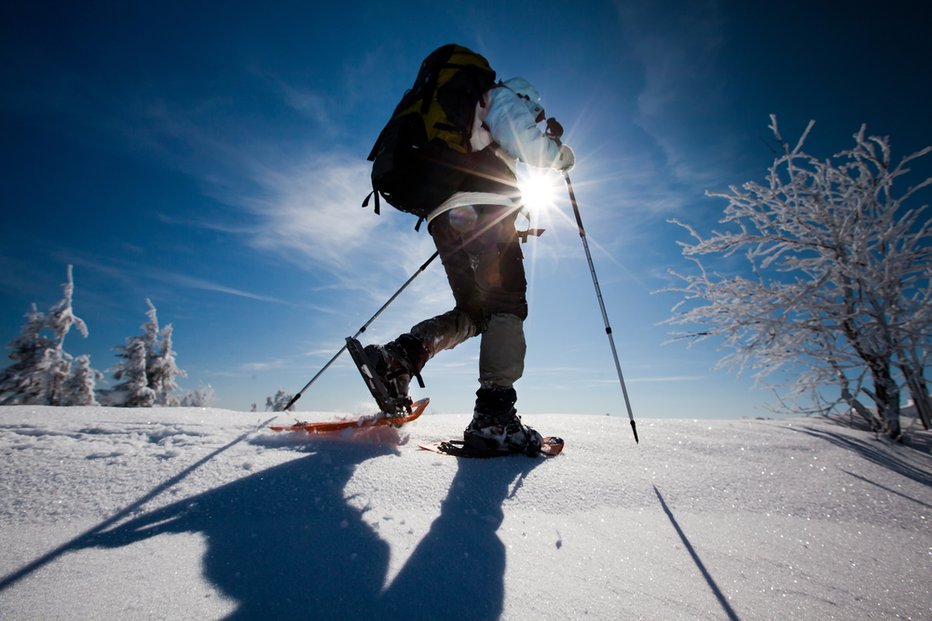 Fotografija: Zimsko pohodništvo je prava stvar in obstaja ogromno razlogov za krpljanje! FOTO: Arhiv Polet/Shutterstock 
