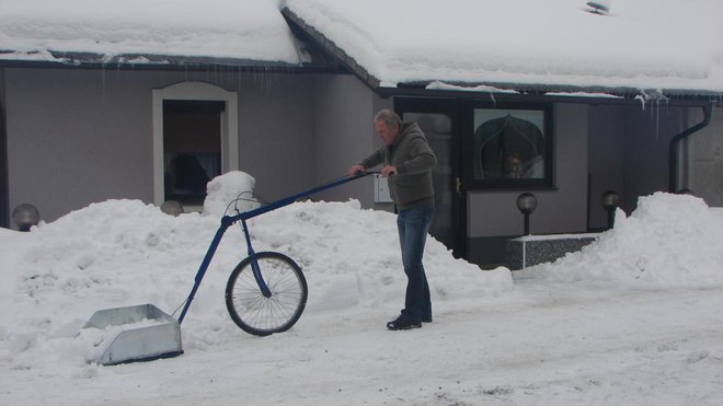 Inovator Goran Leban z nenavadno lopato za kidanje snega. FOTO: Milan Glavonjič 
