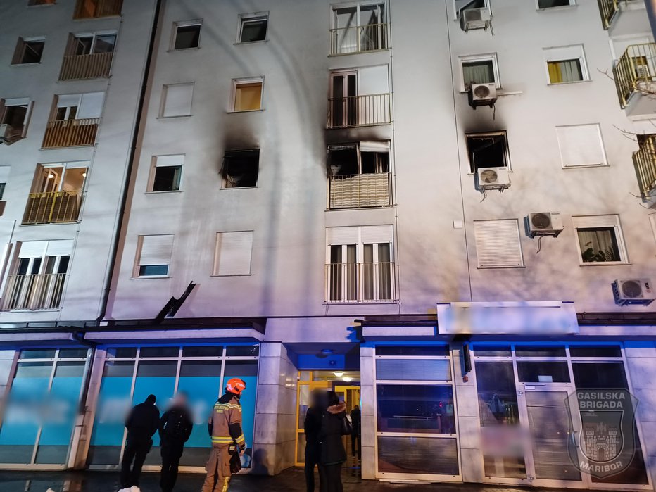 Fotografija: Ogenj se je razširil tudi na hodnik in poškodoval sosednja stanovanja. FOTOGRAFIJE: Gasilska Brigada Maribor
