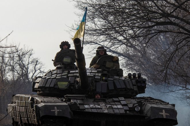Ukrajinski vojaki se vozijo na vrhu tanka v bližini mesta Bakhmut na frontni črti, sredi ruskega napada na Ukrajino, v regiji Doneck, Ukrajina 20. januarja 2023. FOTO: Oleksandr Ratushniak, Reuters
