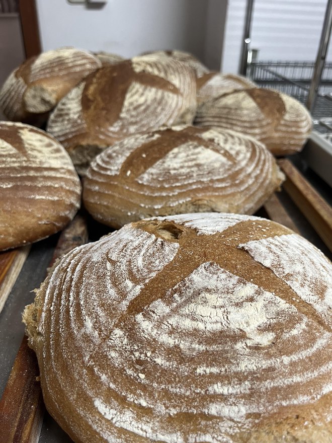 Približno trikrat na teden iz pekarnice, ki je pripeta ekološki kmetiji pr' Črnet, zadiši po sveže pečenem kruhu. FOTO: osebni arhiv
