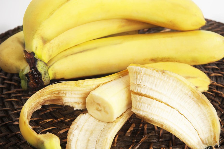 Fotografija: Bananin olupek je učinkovit pri odpravljanju podočnjakov. FOTO: Fotocuisinette/Gettyimages
