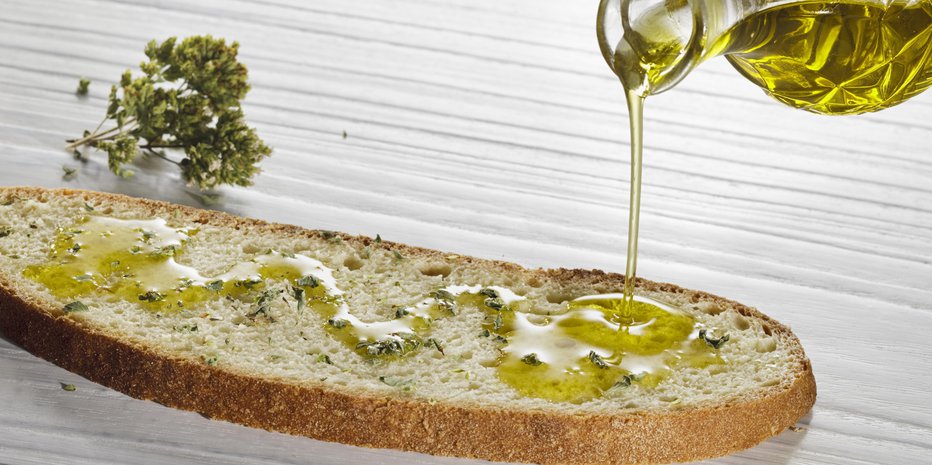 Fotografija: Privoščite si kruh z malo oljčnega olja. FOTO: Arhiv Polet/Getty Images
