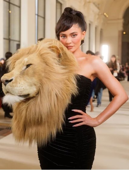 Fotografija: Glavni okras večerne toalete Kylie Jenner je bila levja glava. FOTO: osebni arhiv
