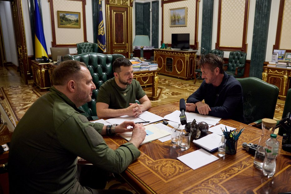 Fotografija: Premierno bo prikazan dokumentarec Seana Penna, ki ga je oskarjevec snemal, ko se je začela ruska invazija. FOTO: Reuters
