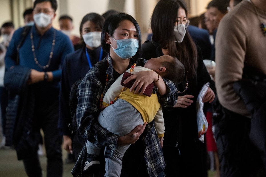 Fotografija: Skokovita rast okužb, Kitajska pa nad protestnike z ukrepi policijske države. FOTO: Lisa Marie David, Reuters
