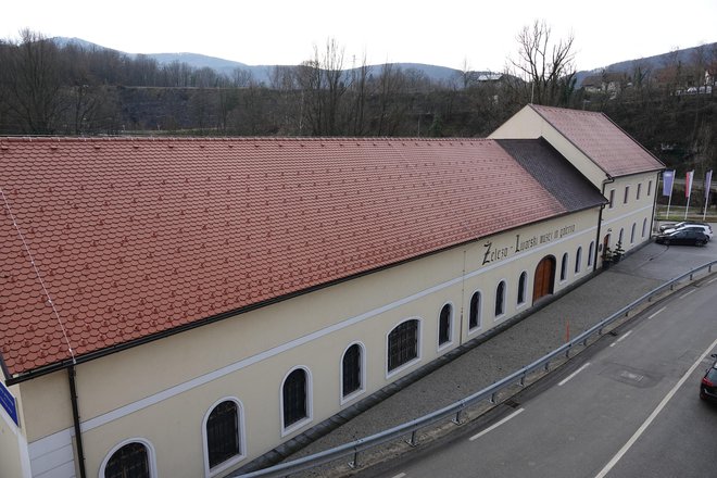 Na delu strehe železolivarskega muzeja so originalni strešniki železolivarne.
