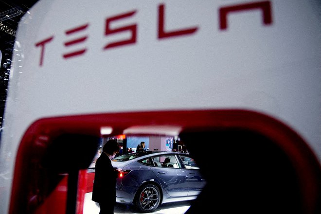 Tesla je lani prodala 1,31 milijona avtomobilov, precej več kot leta 2021, a finančnih trgov to ni navdušilo. FOTO: Aly Song, Reuters
