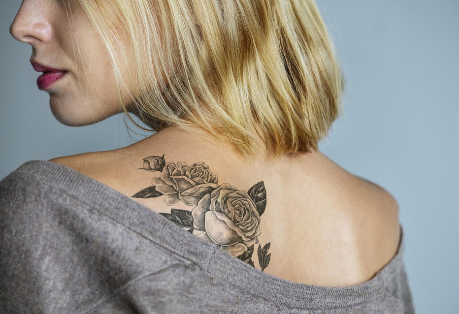 Fotografija: Zgolj tetovaža na telesu ni kazalnik, kako se bo nekdo vedel med rjuhami. FOTO: Rawpixel/Gettyimages
