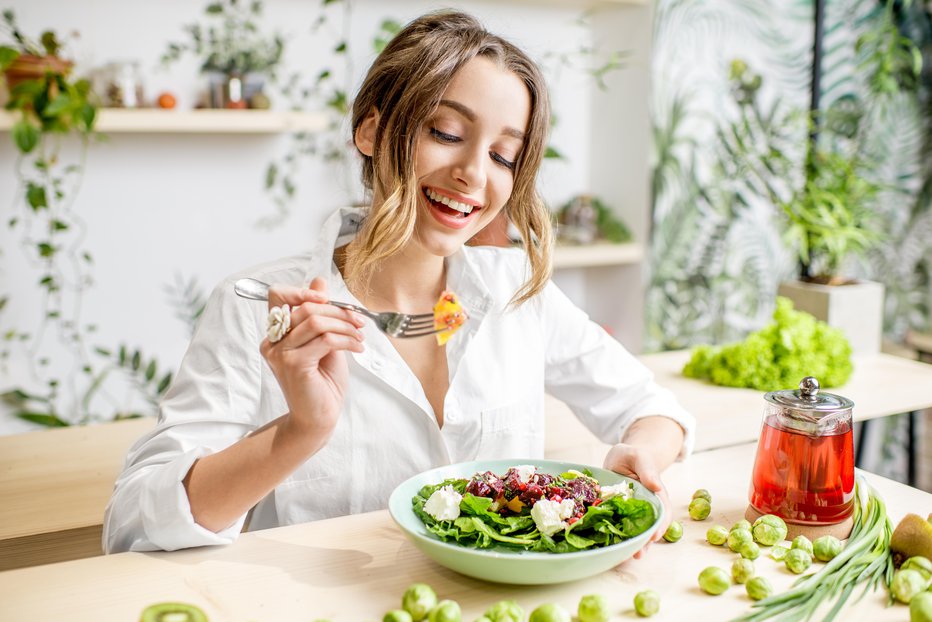Fotografija: Z uživanjem določenih živil si lahko pomagamo do boljšega počutja. FOTO: Rosshelen/Shutterstock

