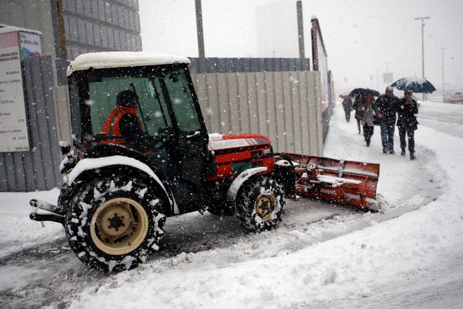 Zimske službe so imele v ponedeljek polne roke dela. FOTO: Roman Šipić/Delo
