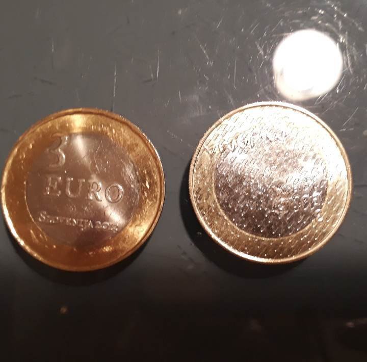 Fotografija: Kovanca za tri evre, ki ju je prejela bralka. FOTO: Bralka
