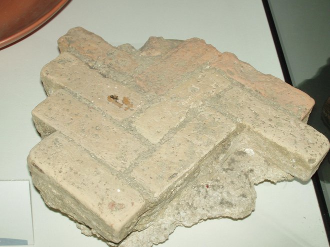 Fragment rimskega tlaka, odkritega v Luciji Foto: Janez Mužič
