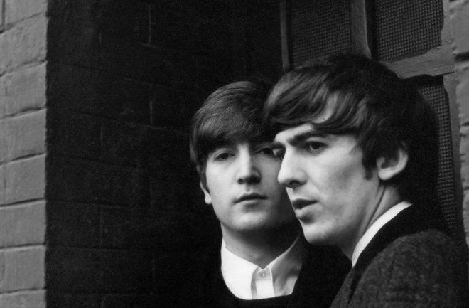 V objektiv je ujel tudi prizore, ki so bili svetu takrat nedostopni. Na fotografiji John Lennon (levo) in George Harrison. FOTO: Twitter
