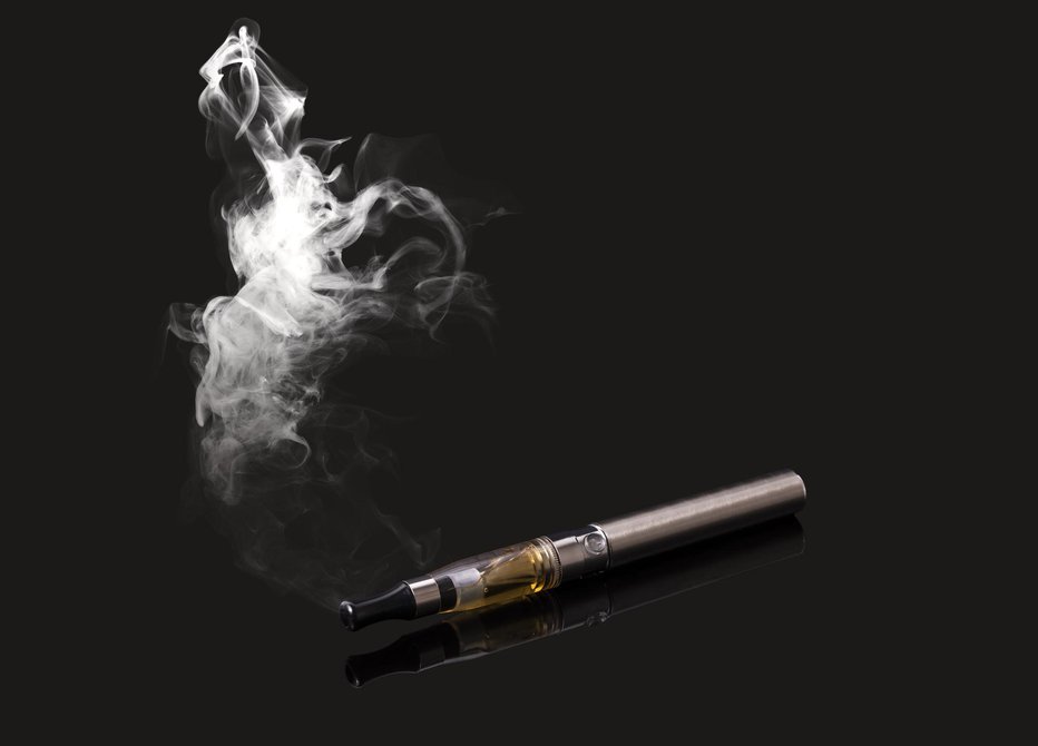 Fotografija: Elektronske cigarete so med mladimi bistveno bolj razširjene kot med odraslo populacijo. FOTO: Ddukang/Getty Images
