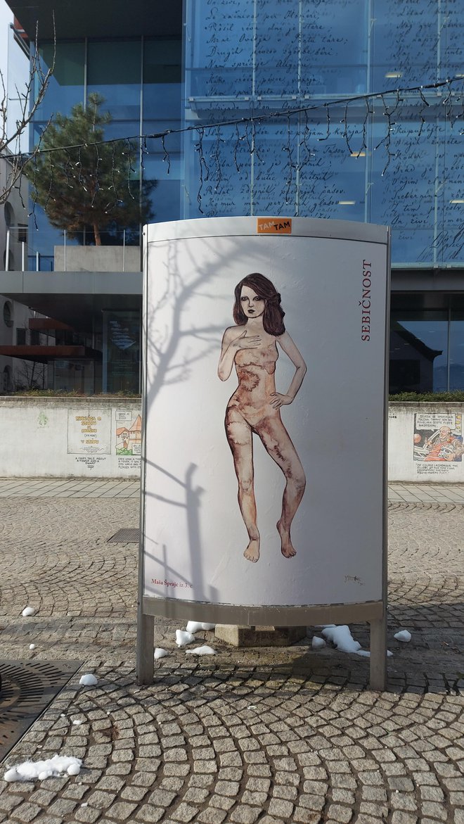 Umetniška dela so na ogled tudi na plakatnih mestih pred Mestno knjižnico Kranj.
