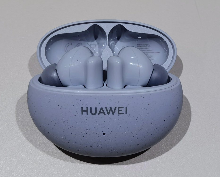 Fotografija: Huawei brezžične slušalke freebuds 5i v lični otoško modri polnilni škatlici FOTOGRAFIJE: Staš Ivanc
