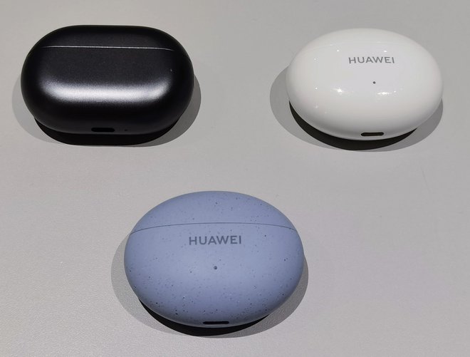 Huaweijeva kolekcija: freebuds 5i (modre), freebuds 4i (bele) in freebuds pro 2 (črne)
