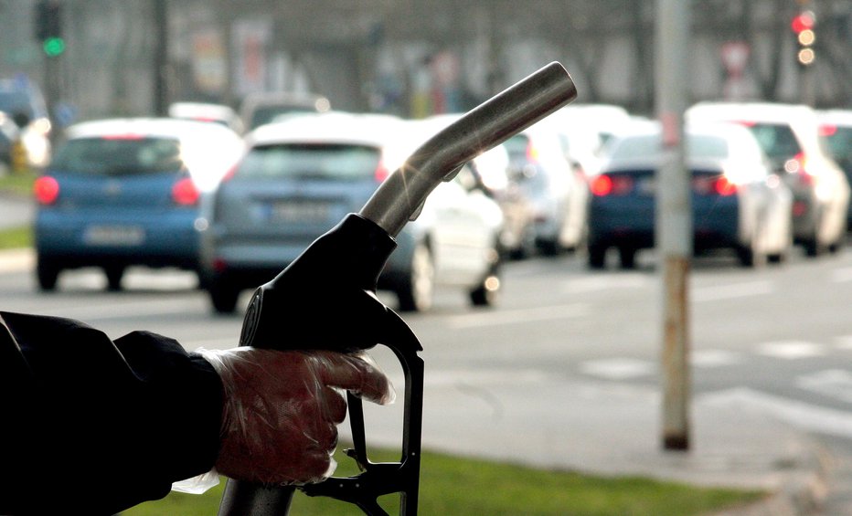 Fotografija: Polnenje rezervoarja z bencinom 95 ali dizlom bo po novem dražje. FOTO: Roman Šipić, Delo
