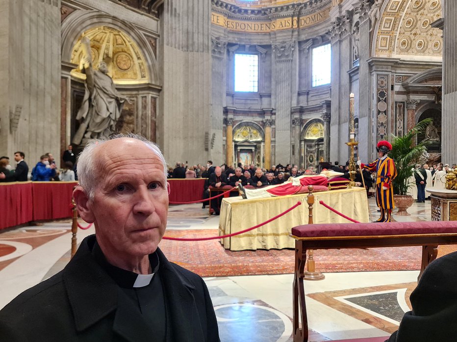 Fotografija: Profesor Anton Štrukelj ob krsti prijatelja v Vatikanu. Foto: osebni arhiv A. Š.
