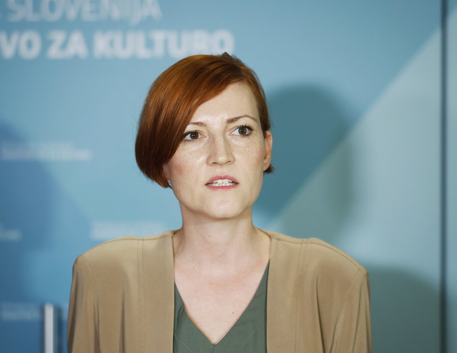 Fotografija: Med ostalim ministrici za kulturo očitajo vodenje kulturne politike, ki naj bi bilo v nasprotju s slovensko ustavo. FOTO: Jože Suhadolnik
