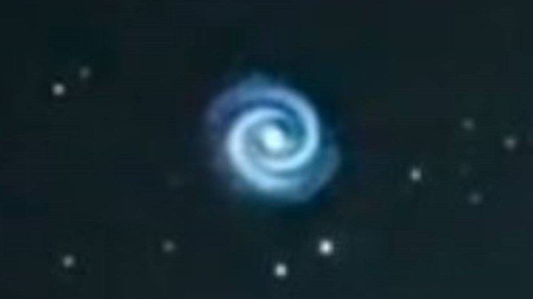 Fotografija: Skrivnostna modrikasta spirala, ki se je pojavila na nebu. FOTO: Zaslonski posnetek, Teleskom Subaru

