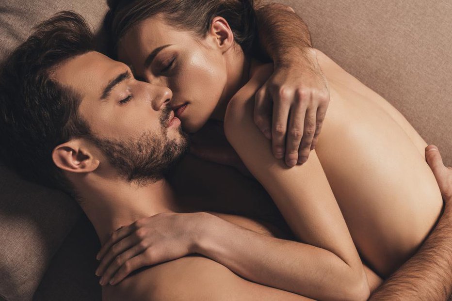 Fotografija: Vaš partner bo srečen. Stik koža na kožo izloča hormon oksitocin, ki krepi vez. FOTO: Shutterstock 
