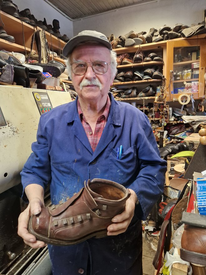 Tale čevelj so izdelali v Industriji obutve v Novem mestu leta 1962 in ni čudno, da so si ga zaželeli v muzeju.
