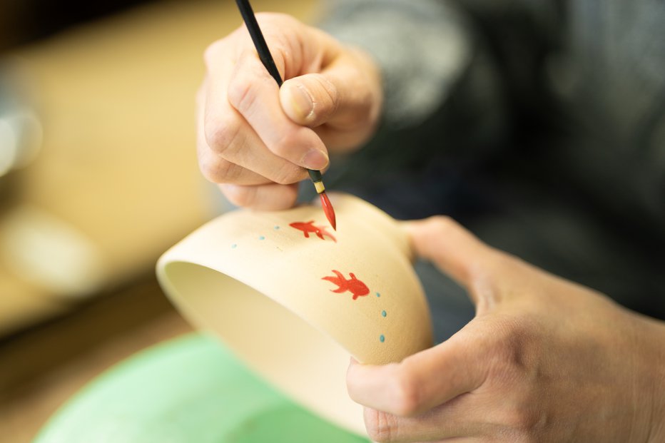 Fotografija: Keramiko poslikamo z motivom po želji. FOTO: Takeshi Hamai, Getty Images
