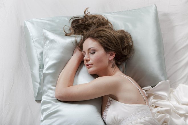 Gladka prevleka za vzglavnik pomaga preprečevati poškodbe med spanjem.
